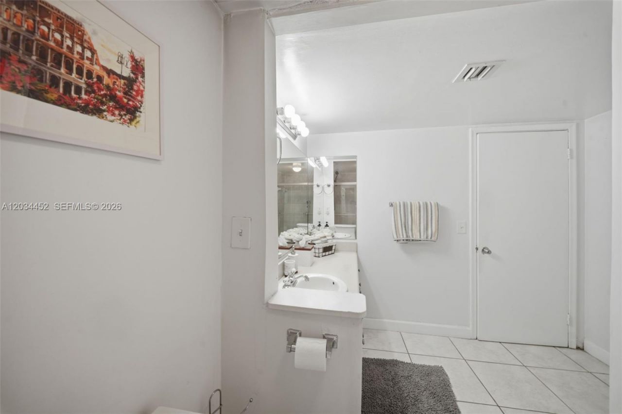 2016 Bay Dr , Unit 504, Miami Beach, FL 33141 Photo