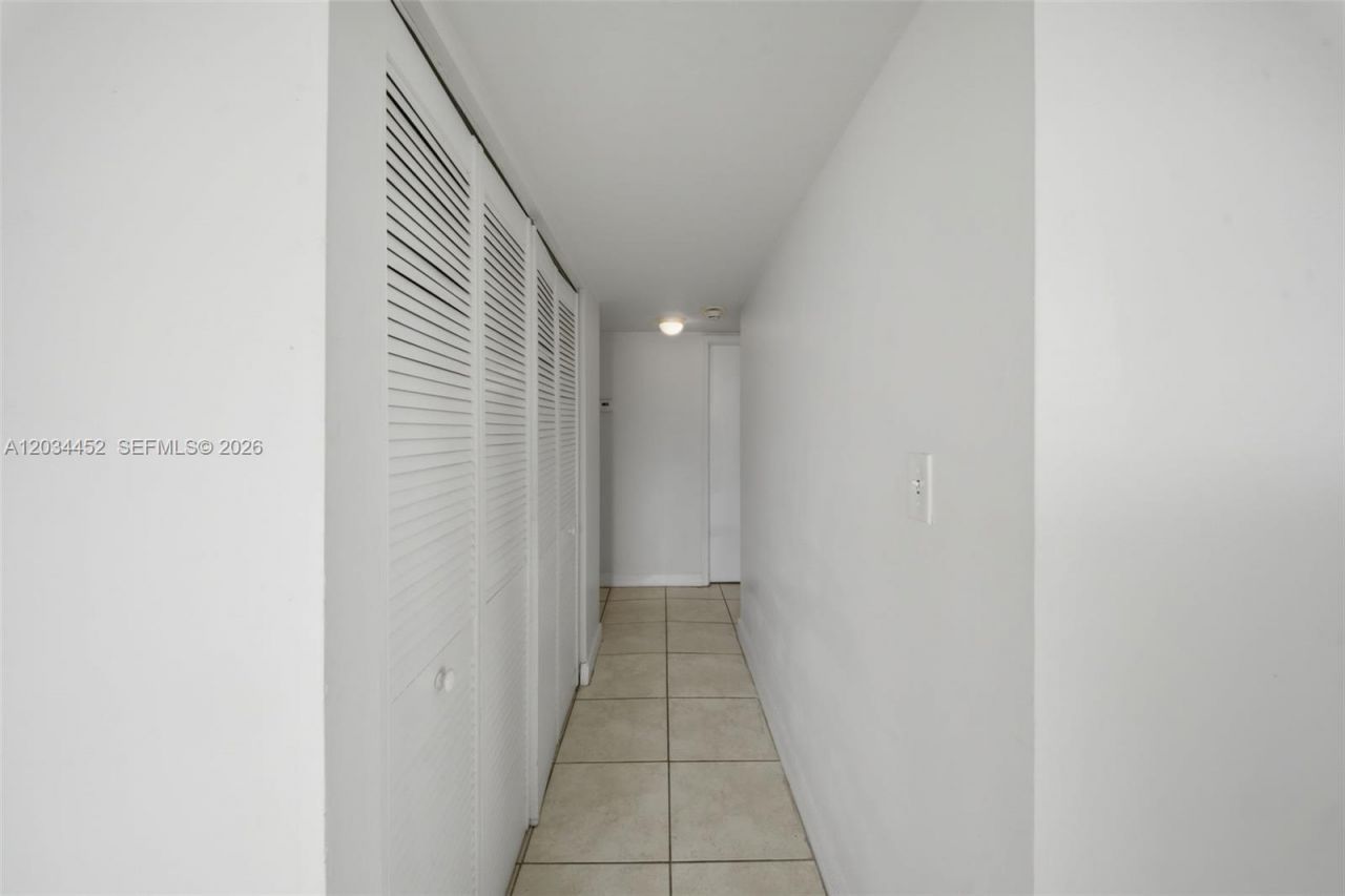 2016 Bay Dr , Unit 504, Miami Beach, FL 33141 Photo