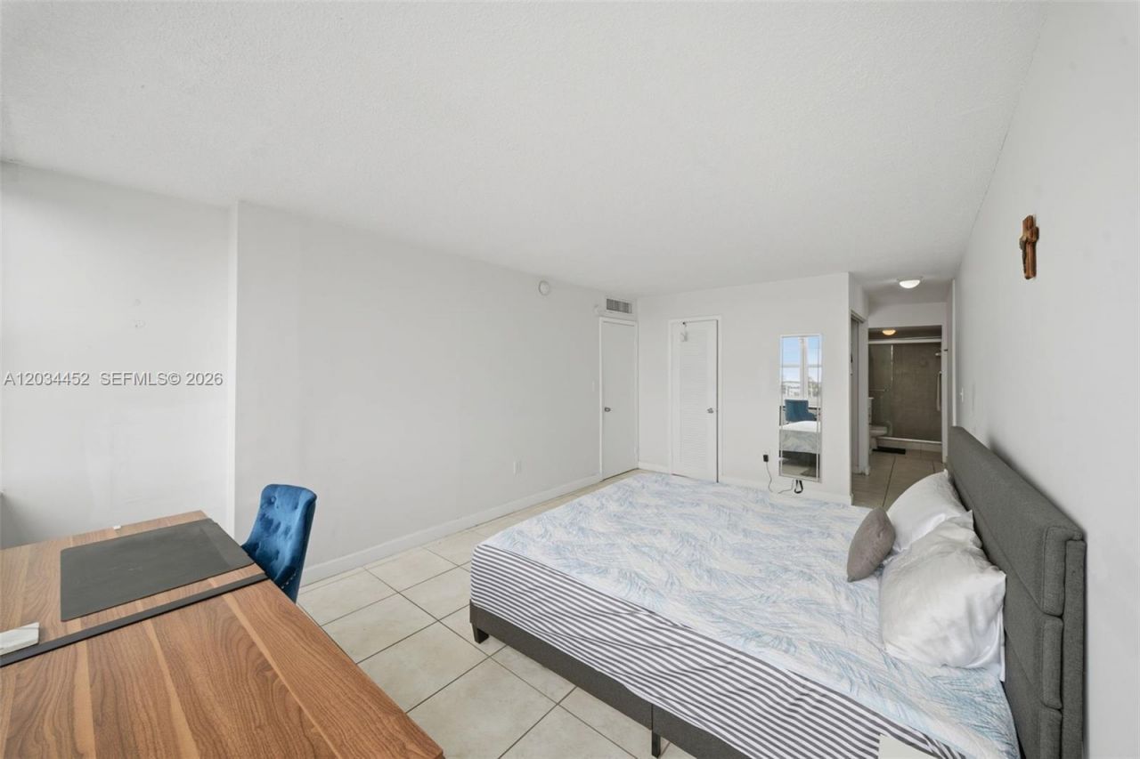 2016 Bay Dr , Unit 504, Miami Beach, FL 33141 Photo