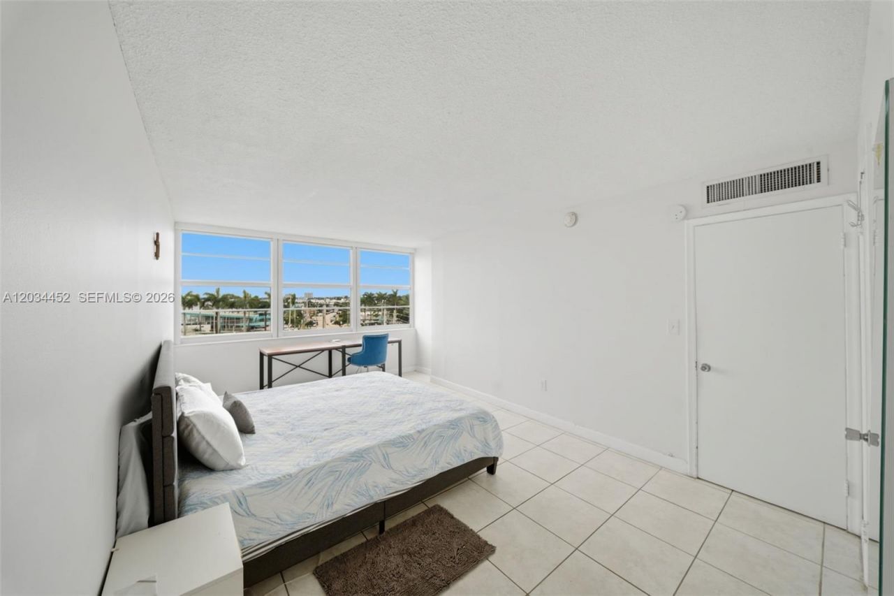 2016 Bay Dr , Unit 504, Miami Beach, FL 33141 Photo