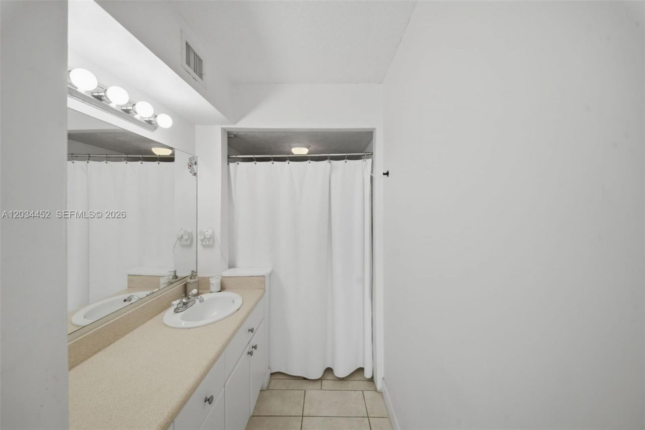 2016 Bay Dr , Unit 504, Miami Beach, FL 33141 Photo