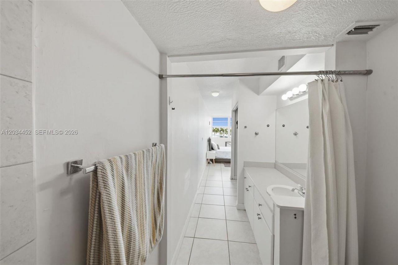 2016 Bay Dr , Unit 504, Miami Beach, FL 33141 Photo