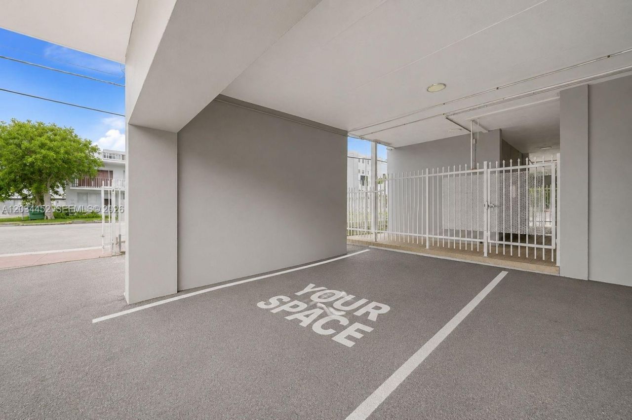 2016 Bay Dr , Unit 504, Miami Beach, FL 33141 Photo
