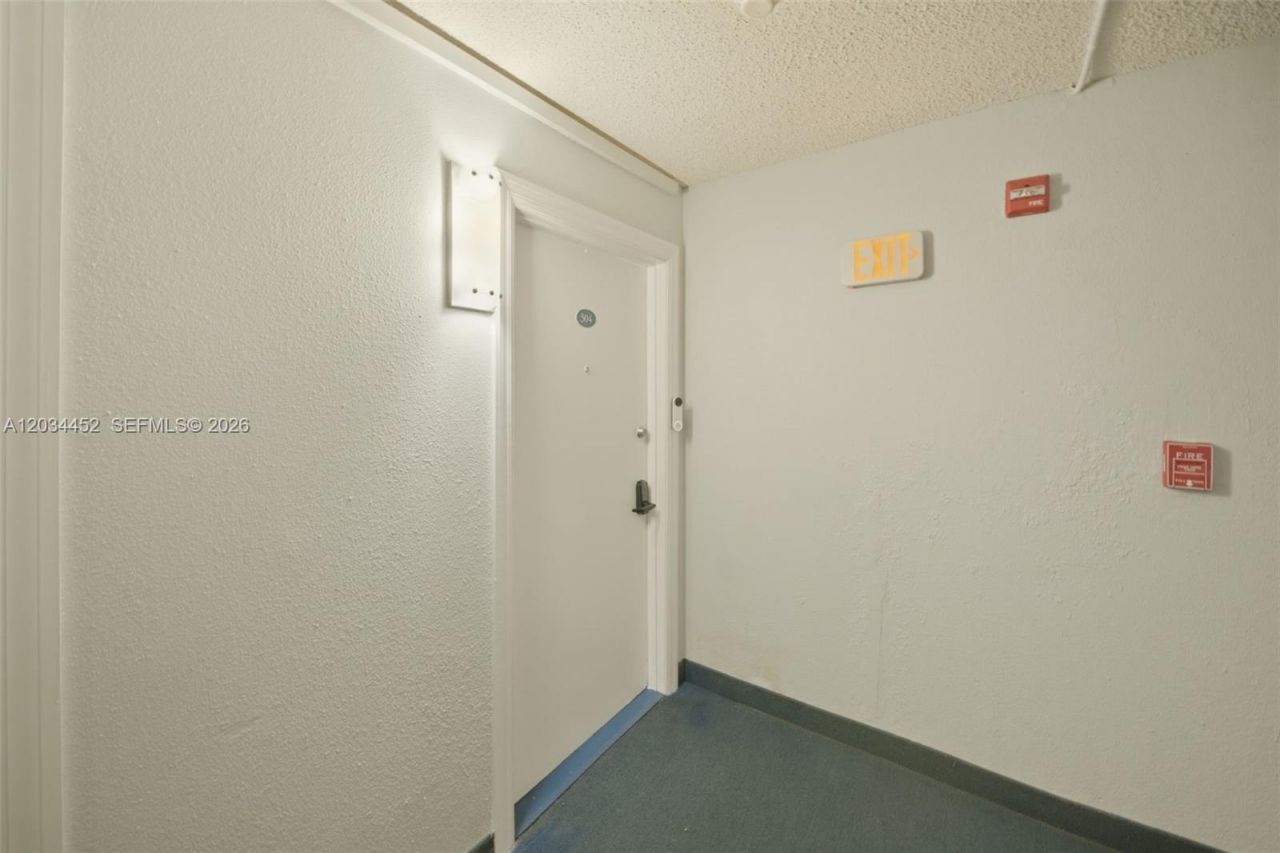 2016 Bay Dr , Unit 504, Miami Beach, FL 33141 Photo