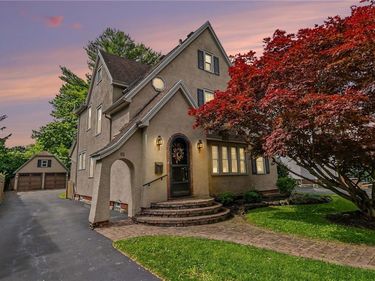 91 Warrington Dr, Rochester, NY 14618