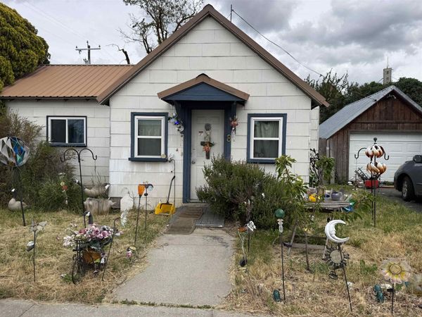 8 S 4th St, Harrington, WA 99134