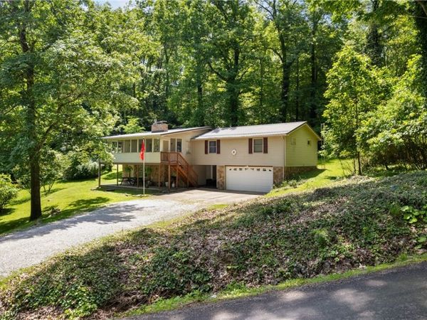 20 Pontiac Trail , Malvern, OH 44644