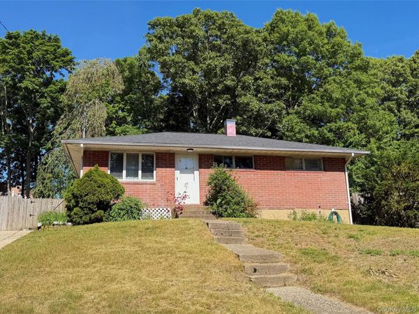 5 Robin Road , Selden, NY 11784