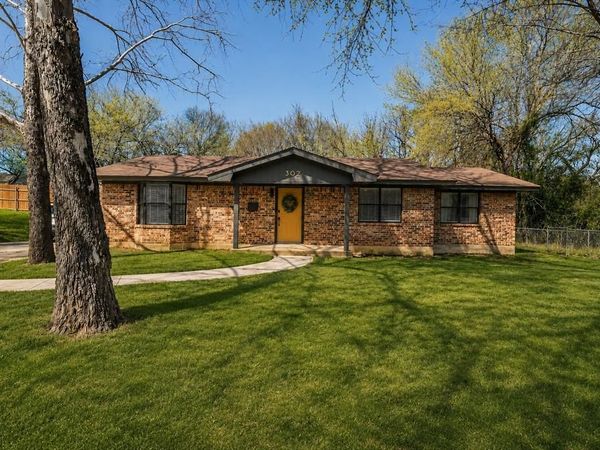 302 W Hale Avenue, Decatur, TX 76234