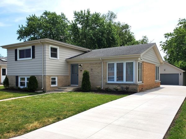 4715 W Lake Avenue , Glenview, IL 60025