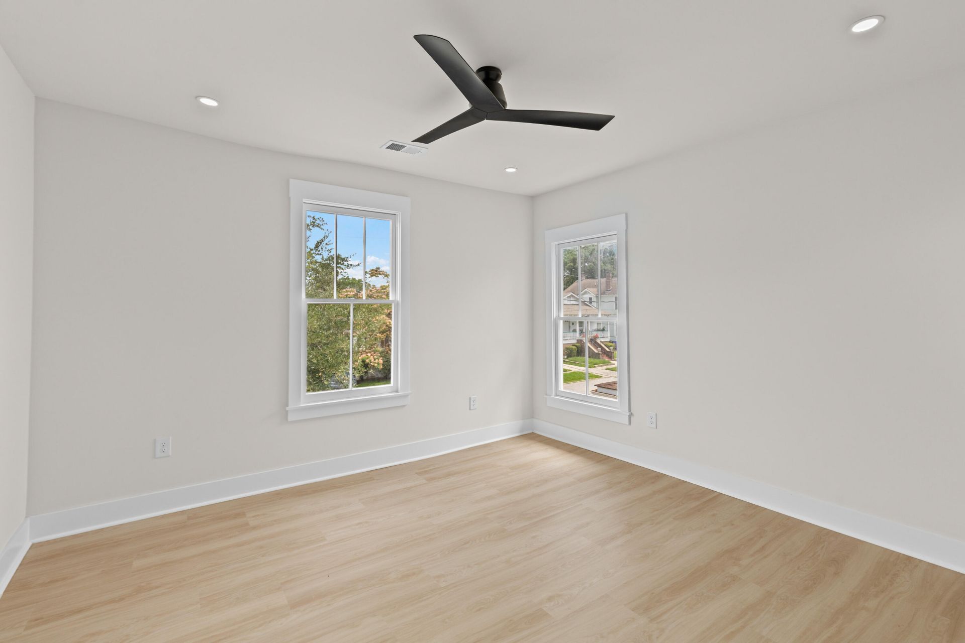 61 Maple Street Photo 41