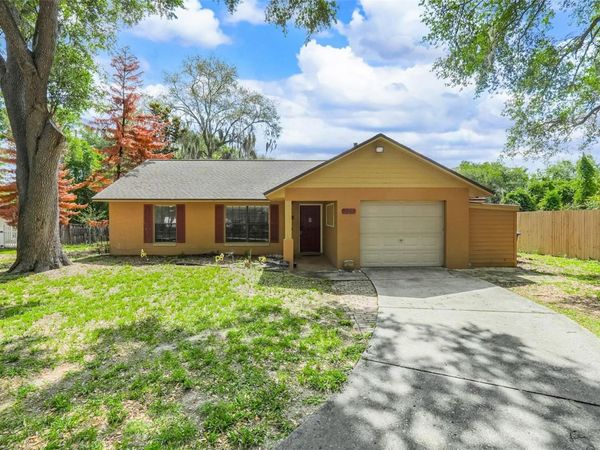 207 HOWARD COURT , MASCOTTE, FL 34753