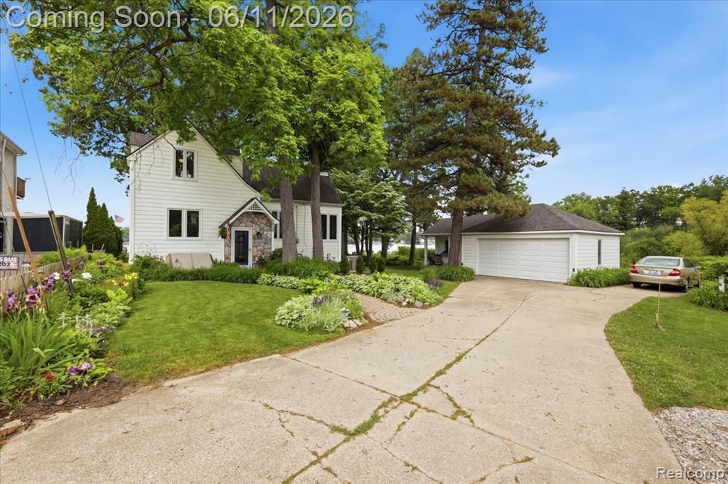 6880 Forestlawn Court , Waterford Township, MI 48327 Main Photo