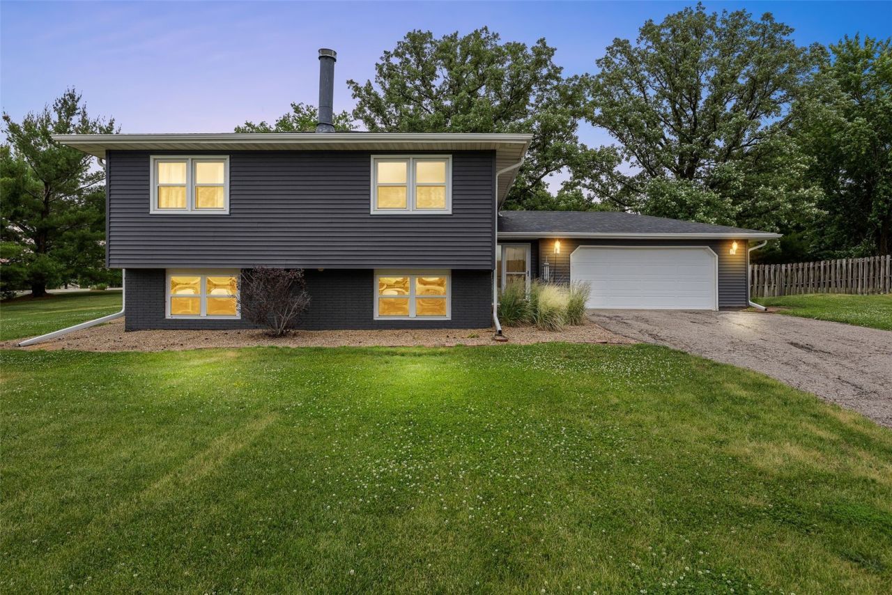 790 Leslie Court, Robins, IA 52328 Main Photo
