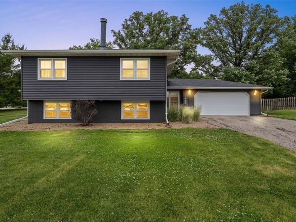 790 Leslie Court, Robins, IA 52328