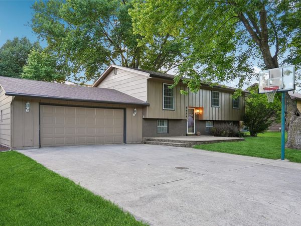 6686 NW 54th Court, Johnston, IA 50131