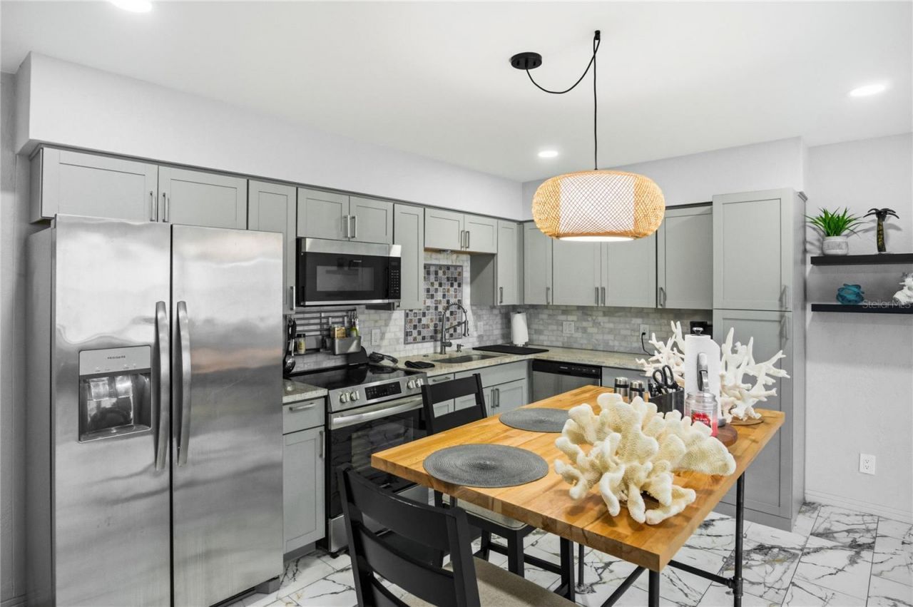 416 73rd Avenue N, Unit 207, Saint Petersburg, FL 33702 Photo