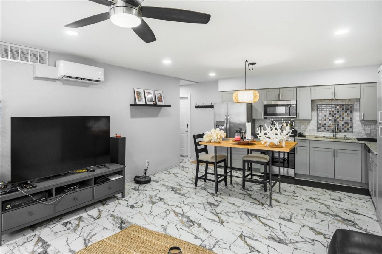 416 73rd Avenue N, Unit 207, Saint Petersburg, FL 33702 Photo