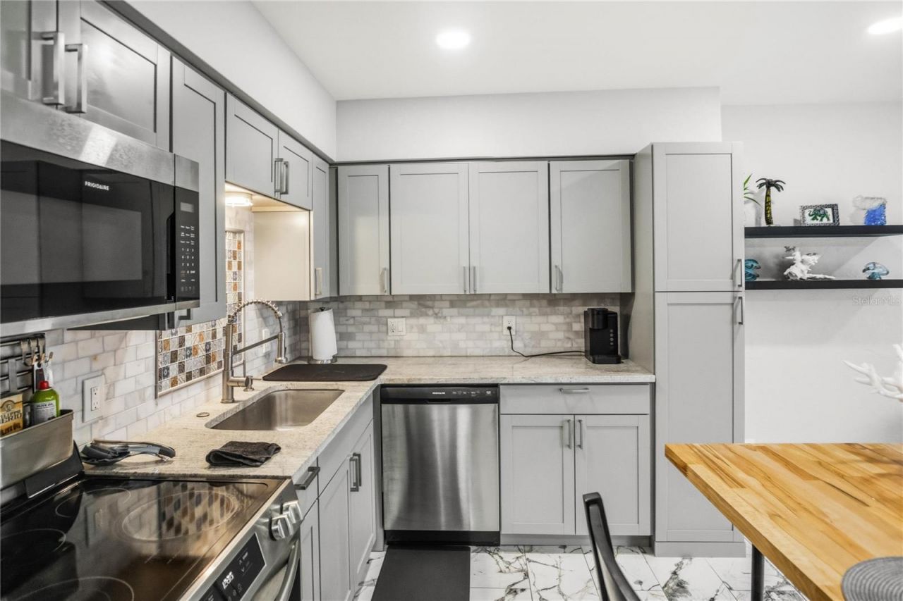 416 73rd Avenue N, Unit 207, Saint Petersburg, FL 33702 Photo