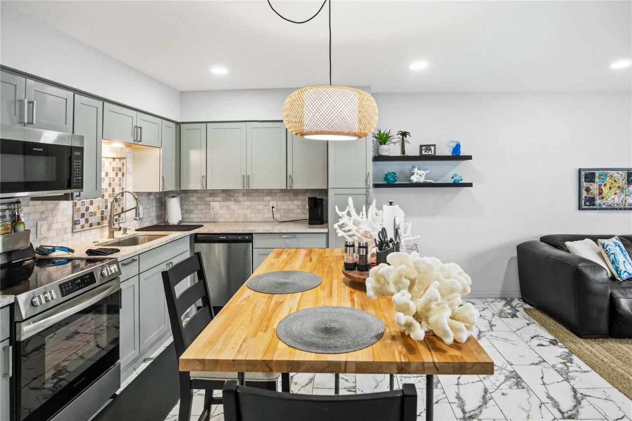 416 73rd Avenue N, Unit 207, Saint Petersburg, FL 33702 Photo