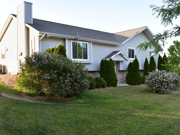 1524 E Monroe Ave, Hartford, WI 53027