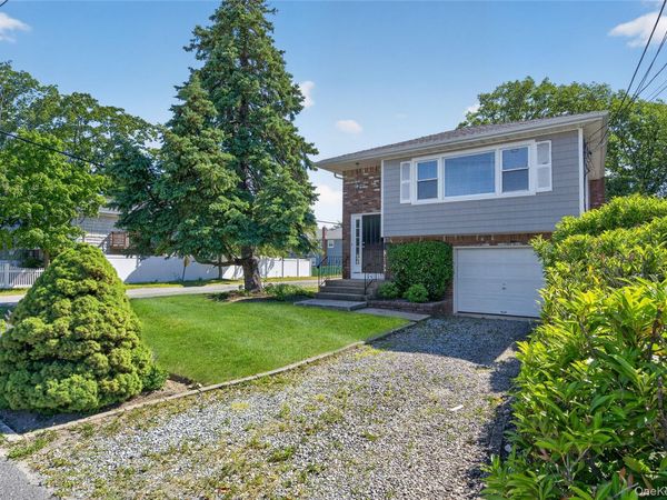 9 16th Street, Bayville, NY 11709