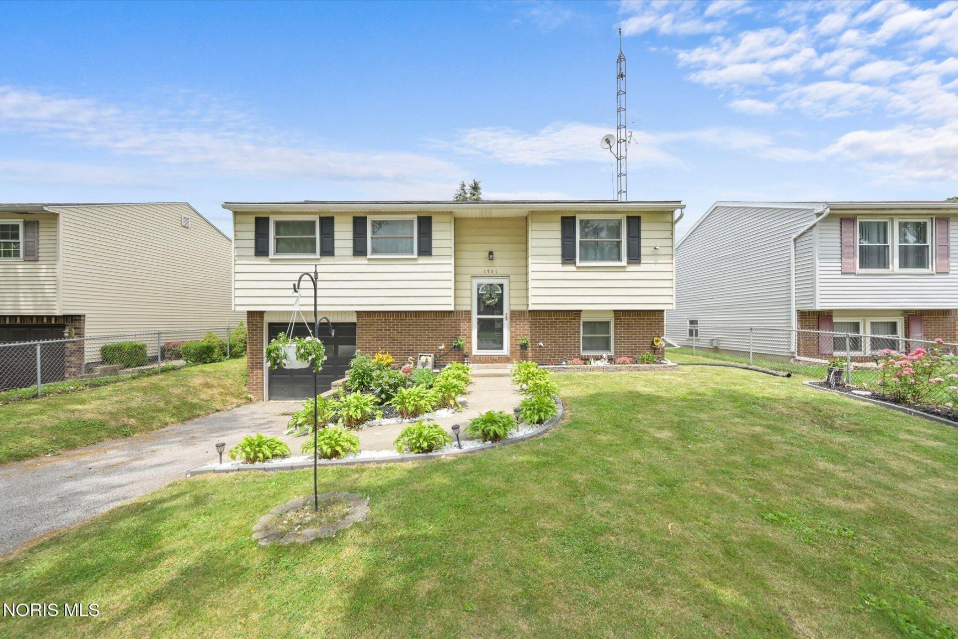 1951 Grimes Golden Drive, Toledo, OH 43611 Main Photo