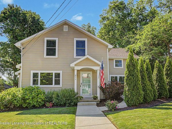 211 Russell Street, Grand Ledge, MI 48837