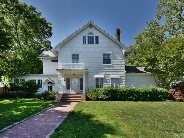 9 Nassau Drive , Great Neck, NY 11021