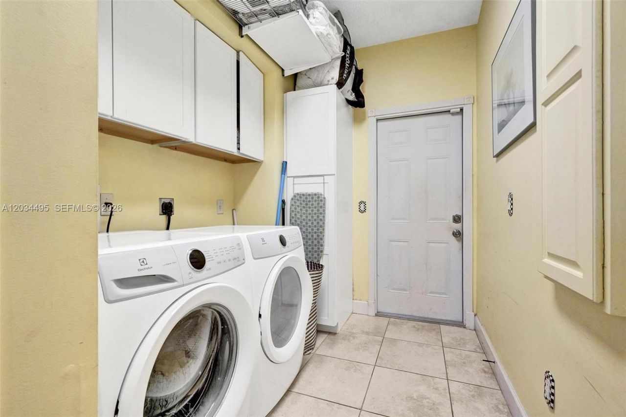 470 NE Cornwall , Port Saint Lucie, FL 34983 Photo