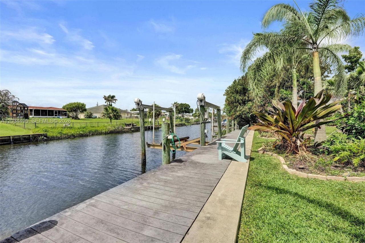 470 NE Cornwall , Port Saint Lucie, FL 34983 Photo