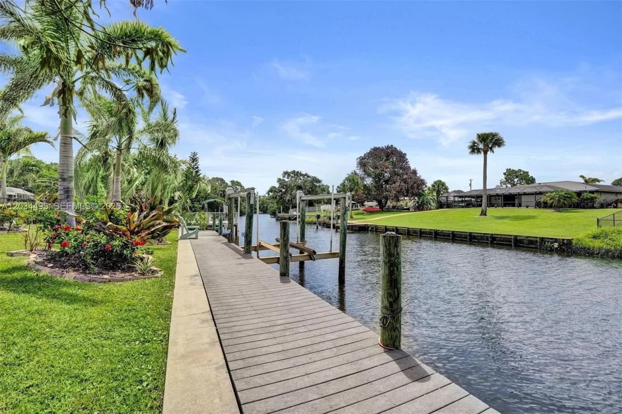 470 NE Cornwall , Port Saint Lucie, FL 34983 Photo