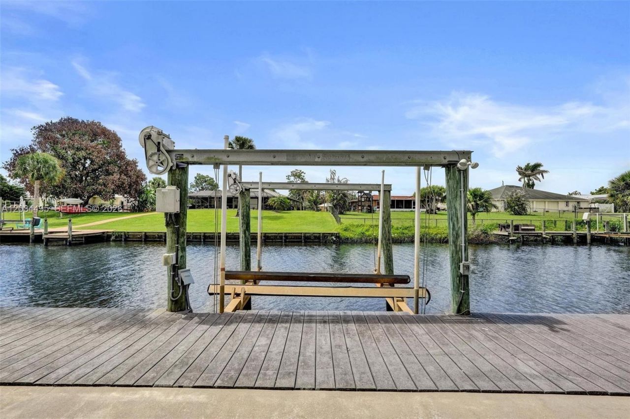 470 NE Cornwall , Port Saint Lucie, FL 34983 Photo