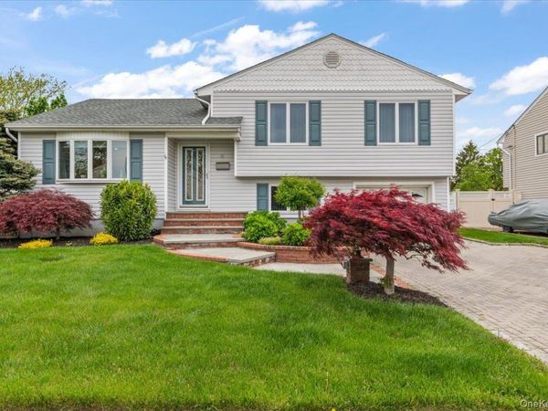10 Peter Road , Hicksville, NY 11801