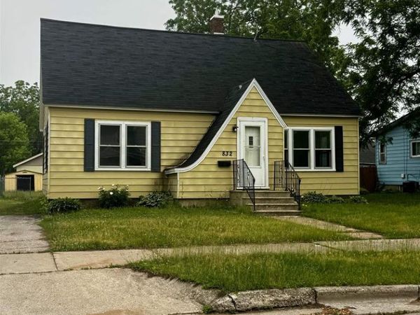 832 JACKSON STREET, Marinette, WI 54143