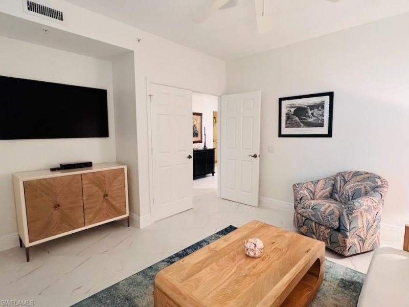 425 Cove Tower Dr , Unit 902, Naples, FL 34110 Photo