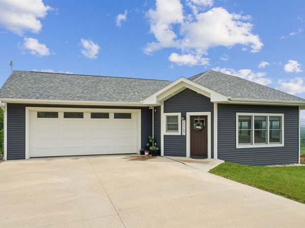 20247 Wilgenbusch Dr, Rickardsville, IA 52039
