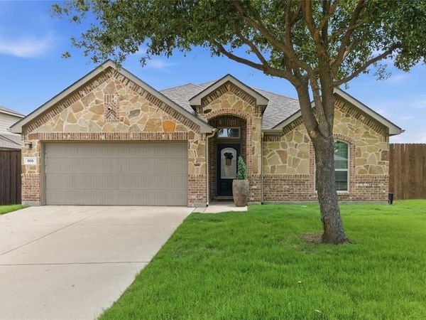 800 Silverthorne Drive, Burleson, TX 76028