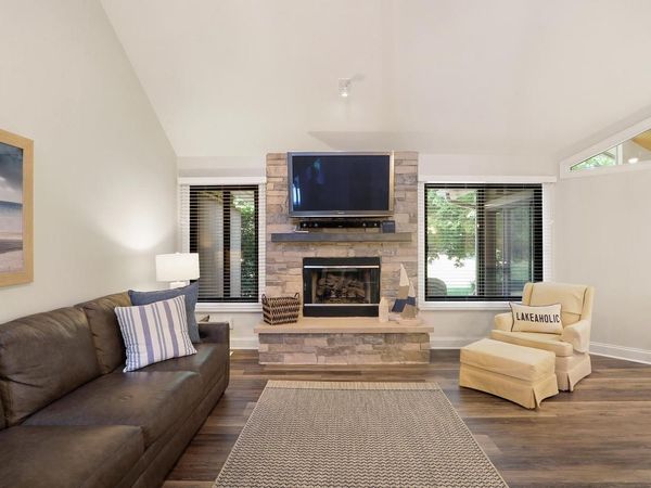 964 Duck Pond ROAD, Fontana, WI 53125