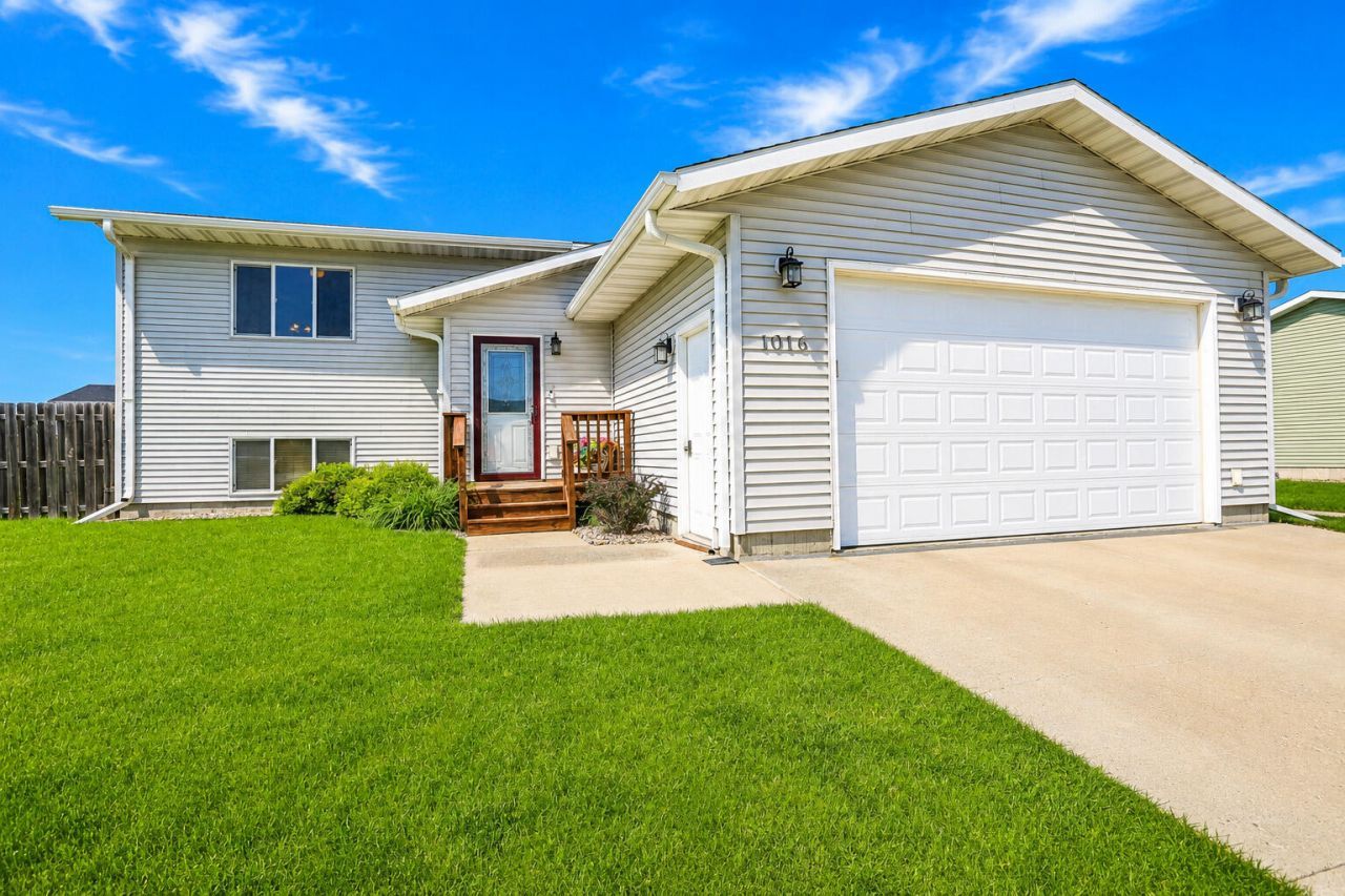 1016 SW 16th Avenue, Aberdeen, SD 57401 Main Photo