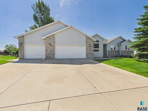 2520 S Eisenhower Ave, Sioux Falls, SD 57106