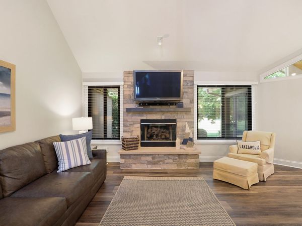 964 Duck Pond Rd, Fontana, WI 53125