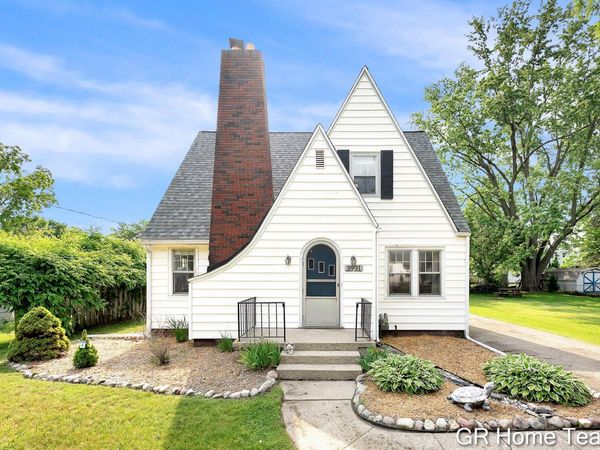 3991 Costa Avenue NE, Grand Rapids, MI 49525