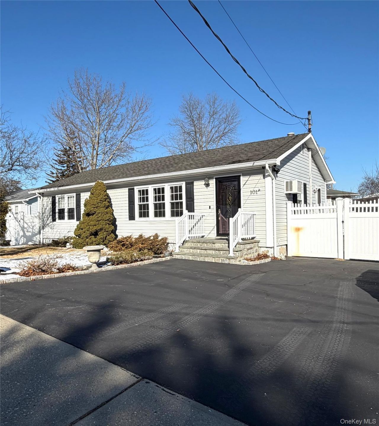 101 Rosevale Avenue E, Ronkonkoma, NY 11779 Main Photo