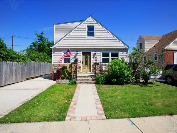 50 Albertson Place , Mineola, NY 11501