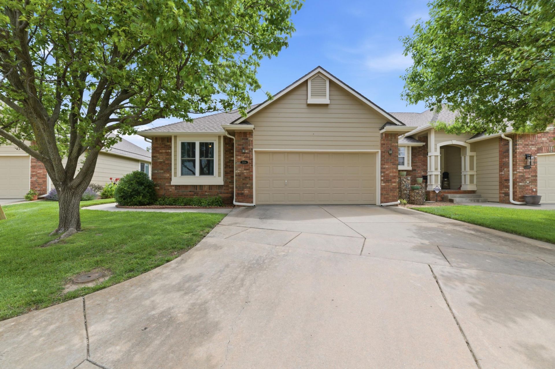 2304 N Lakeway Cir, Wichita, KS 67205 Main Photo