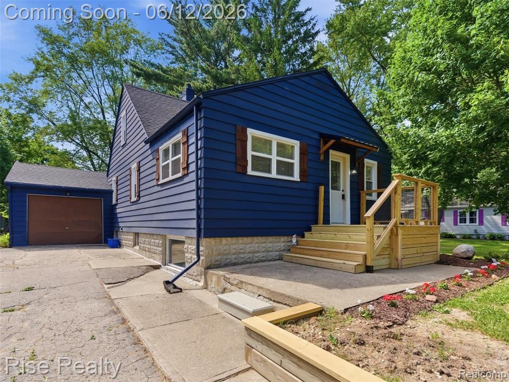 2449 N Genesee Road, Burton, MI 48509 Main Photo