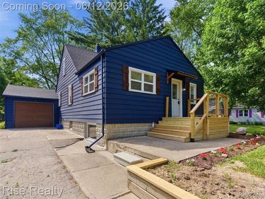 2449 N Genesee Road, Burton, MI 48509