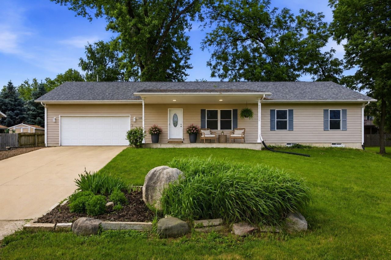 325 Hillview Dr , Marion, IA 52302 Main Photo