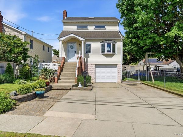 107 E Shore Road , Lindenhurst, NY 11757